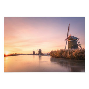 Impression Photo Lever de soleil sur la rivière gelée avec moulins 