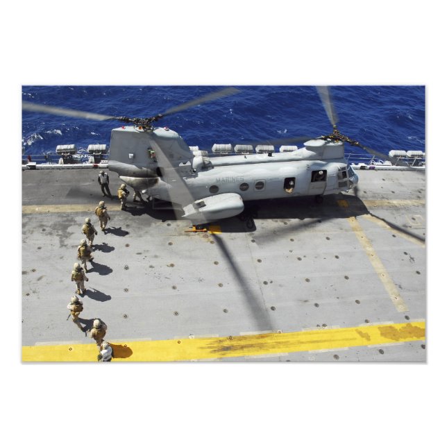 Impression Photo Marines embarquent un hélicoptère CH-46E Sea Knigh (Devant)