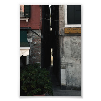 Impression Photo Narrow venetian alleyway (film, 2024)