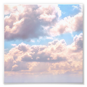 Impression Photo Nuages fluffés roses illuminés dans un ciel bleu