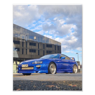Impression Photo Toyota Supra - Bête urbaine, sous les projecteurs.