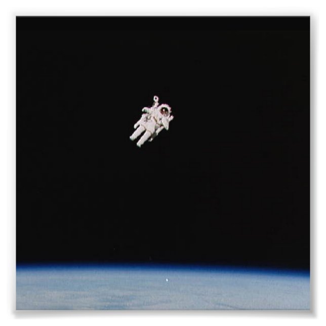 Impression Photo Un astronaute flotte dans l'espace ouvert - NASA - (Devant)