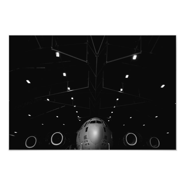 Impression Photo Un C-17 Globemaster III est assis dans un hangar (Devant)