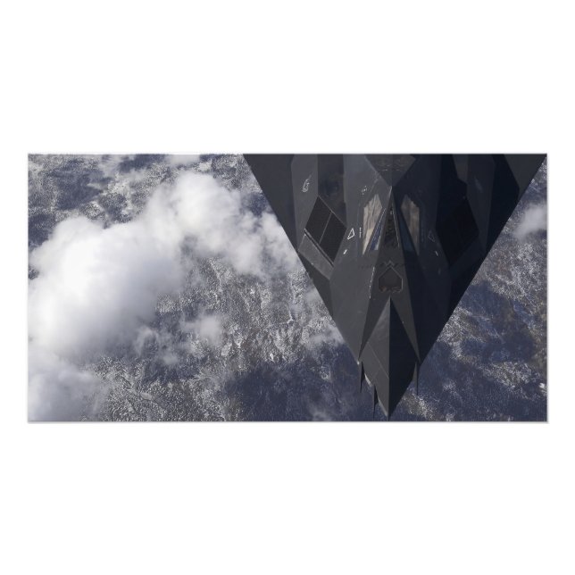 Impression Photo Un F-117A Nighthawk survole la montagne (Devant)