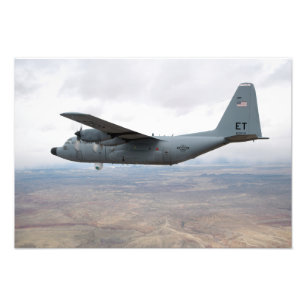 Impression Photo Un Hercules C-130 s'envole dans le ciel