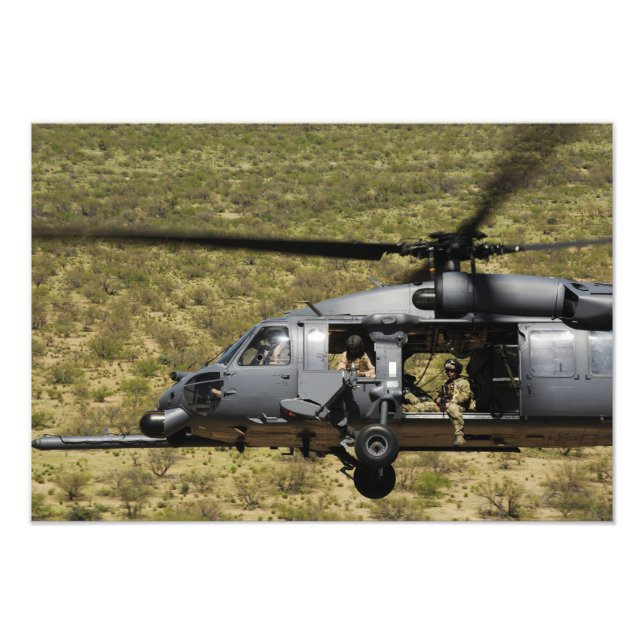 Impression Photo Un HH-60 Pave Hawk survole le désert (Devant)