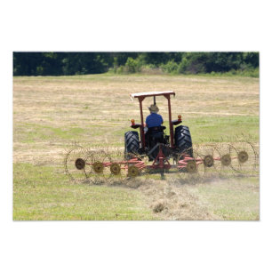 Impression Photo Un jeune garçon conduisant un tracteur récoltant