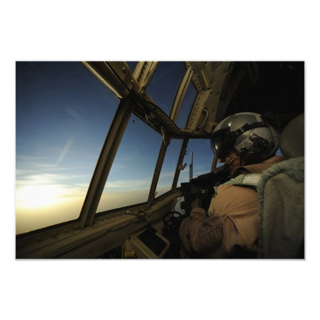 Impression Photo Un pilote de C-130 Hercules scanne l'horizon (Devant)