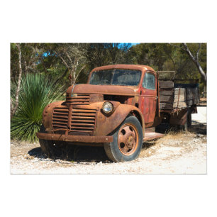 Impression Photo Un vieux camion rouillé abandonné dans l'arrièr