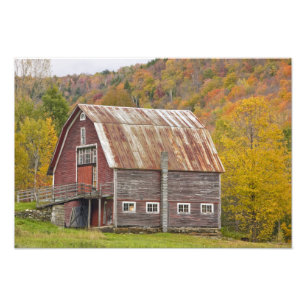 Impression Photo Une grange en montagnes vertes du Vermont.