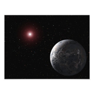 Impression Photo Une planète glacée/rocheuse en orbite autour d'une