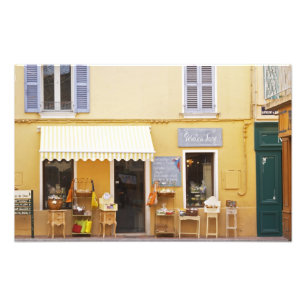 Impression Photo Une rue commerçante dans la vieille ville avec une