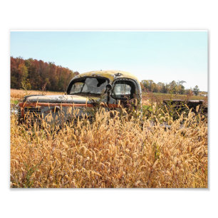 Impression Photo Vieux camion dans le champ agricole d'automne