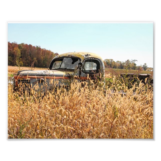 Impression Photo Vieux camion dans le champ agricole d'automne (Devant)