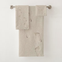 Impression pieds nus dans le sable de plage