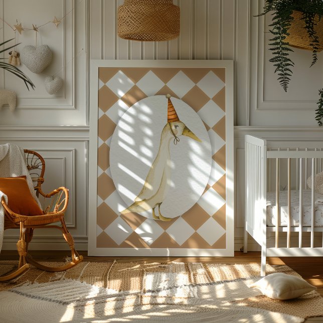 Impression pour la nurserie Silly Goose Neutral (Coquette-inspired neutral nursery with a framed silly goose art print on a beige harlequin backgroun)