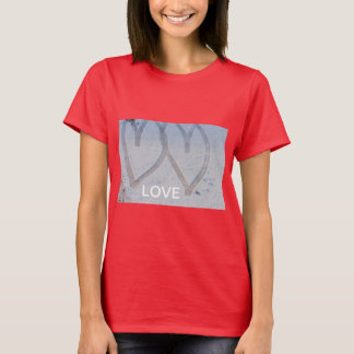 Impressum von zwei Herzen gezeichnet im Schnee auf T-Shirt