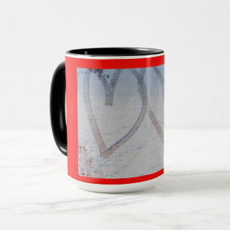 Impressum von zwei Herzen gezeichnet im Schnee auf Tasse