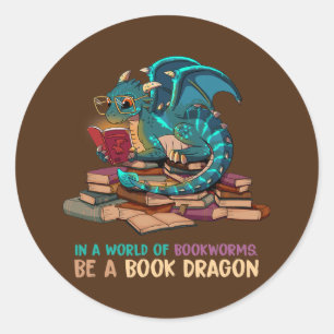 In A World Full Of Bookworms Be A Book Dragon  Runder Aufkleber