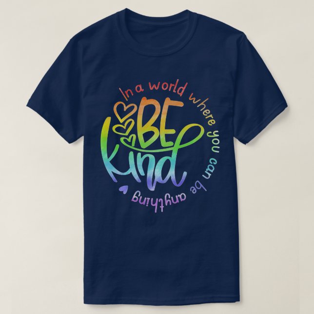 In A World Where You Can Be Anything Be Kind Kindn T-Shirt (Design vorne)