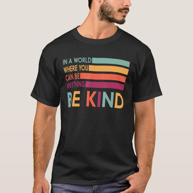 In A World Where You Can Be Anything Be Kind Kindn T-Shirt (Vorderseite)