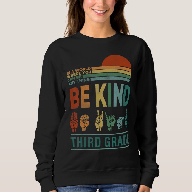 In A World Where You Can Be Anything Be Kind Third Sweatshirt (Vorderseite)