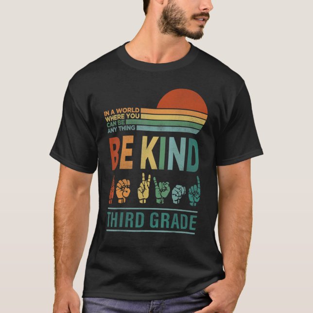 In A World Where You Can Be Anything Be Kind Third T-Shirt (Vorderseite)