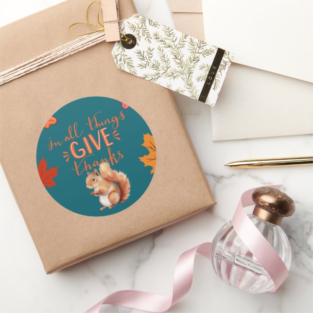 In All Things Give Thanks Autumn Squirrel Runder Aufkleber (Schenken)