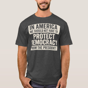IN AMERIKA SOLLTEN WIR DIE DEMOKRATIE NICHT SCHÜTZ T-Shirt
