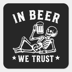 In Bier we trust chillin' Skelett Beer Pong Quadratischer Aufkleber