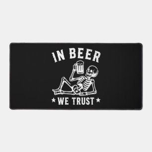 In Bier we trust chillin' Skelett Beer Pong Schreibtischunterlage