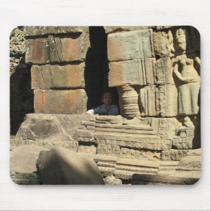In den Ruinen spielen ... Ta Prohm, Kambodscha Mousepad