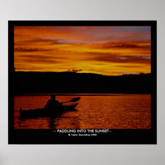 In den Sonnenuntergang paddeln - Mit Titel Bar Poster