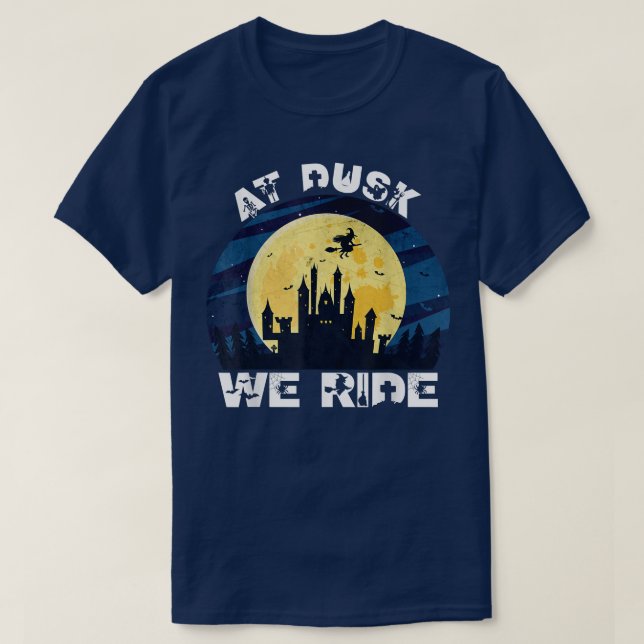 In der Abenddämmerung reiten wir sonniges Hallowee T-Shirt (Design vorne)
