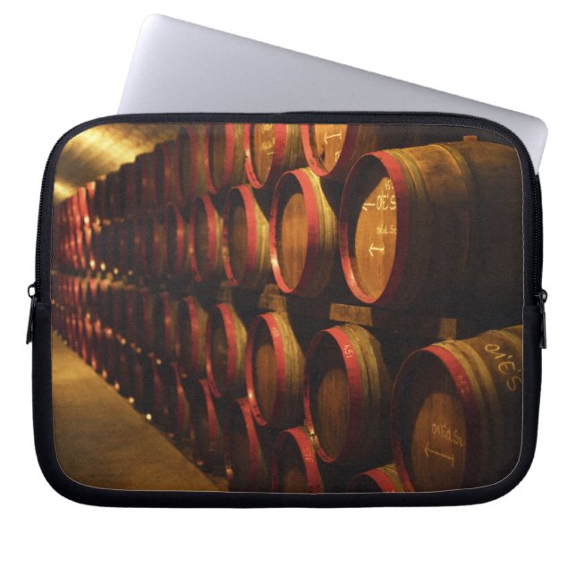 In der Disznoko gestapelte Barrel Tokaj Laptopschutzhülle (Vorderseite)