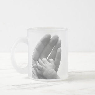 In der Hand des Vatis Mattglastasse
