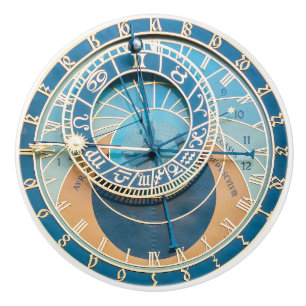 In der Nähe befindet sich die Astronomische Uhr vo Keramikknauf