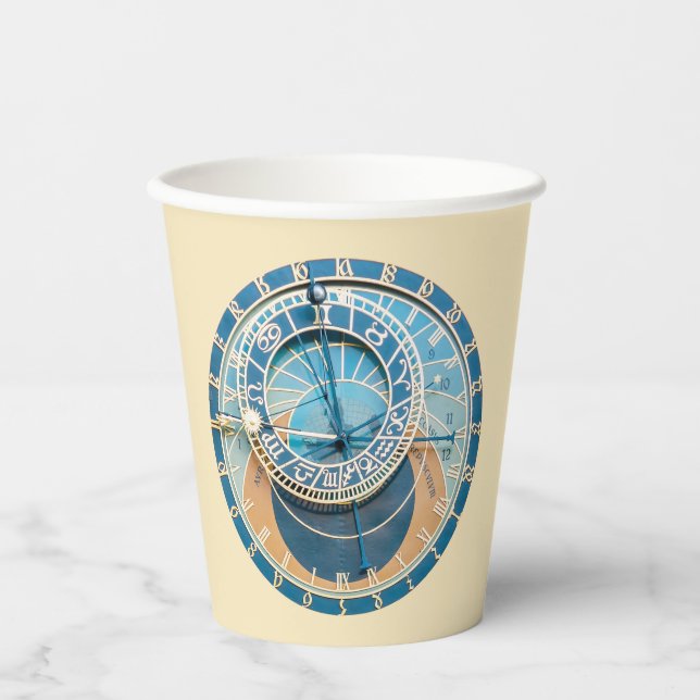 In der Nähe befindet sich die Astronomische Uhr vo Pappbecher (Vorderseite)