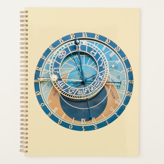In der Nähe befindet sich die Astronomische Uhr vo Planer (Vorderseite)