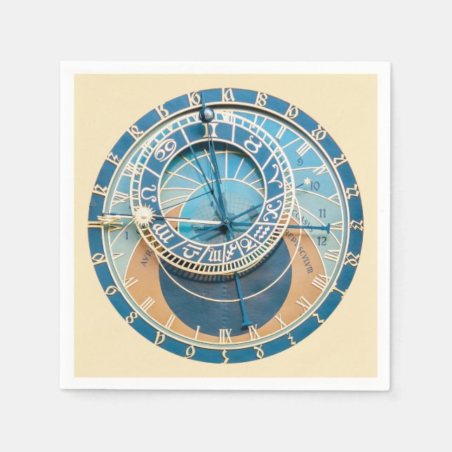 In der Nähe befindet sich die Astronomische Uhr vo Serviette (Vorderseite)