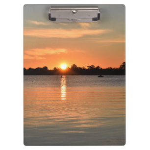 In der Sonnenuntergang-Zwischenablage gefangen Klemmbrett
