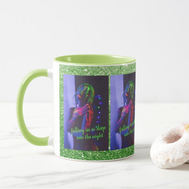 In die Nacht (Grüner Hintergrund) Kaffeepause Tass Tasse (Mit Donut)