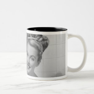 In eine Decke gewickelte Frau Zweifarbige Tasse