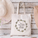 In einem Bereich der Rose ist sie eine Wildblume Tragetasche<br><div class="desc">Dieses Design mit dem Zitat "In einem Bereich der Rose ist sie eine Wildblume" und ein hübscher Kranz ist der perfekte Weg, um Ihre Einzigartigkeit zu feiern und Ihre Individualität anzunehmen. Die wunderschöne Krautillustrierung mit dem Zitat "In einem Bereich von Rose, sie ist eine Wildblume" erinnert daran, dass Sie etwas...</div>
