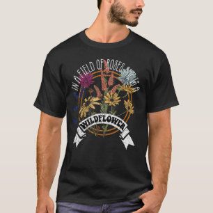 In einem Bereich der Rose ist sie eine Wildblume V T-Shirt