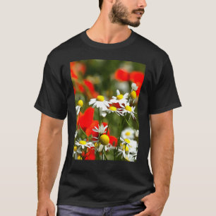 In einem Bereich von Pflöten ist eine daisy Acrylm T-Shirt