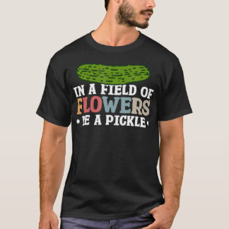In einem Blumenfeld sei ein Gurken T-Shirt