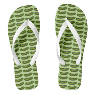 In einem fleckigen grünen sauren Kosher Dill Pickl Flip Flops