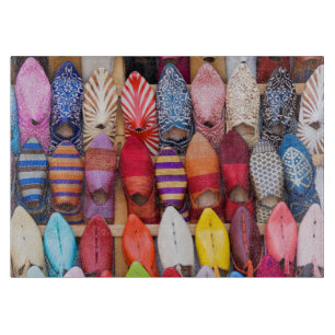 In einem Laden in den Souks gezeigte Schuhe Schneidebrett