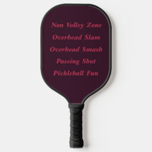 In einem Pickleball-Spiel werden Redewendungen und Pickleball Schläger
